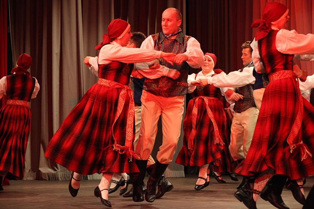 Gulbenes kultūras centrā pagājušajā sestdienā notika deju pedagoga un horeogrāfa Kārļa Venta 85 gadu jubilejas pasākums, kurā viņš bija kopā ar saviem tuviniekiem, deju kopu “Ratiņš”, draugiem, paziņām un dejas mākslas cienītājiem....
Autors: Gatis Bogdanovs