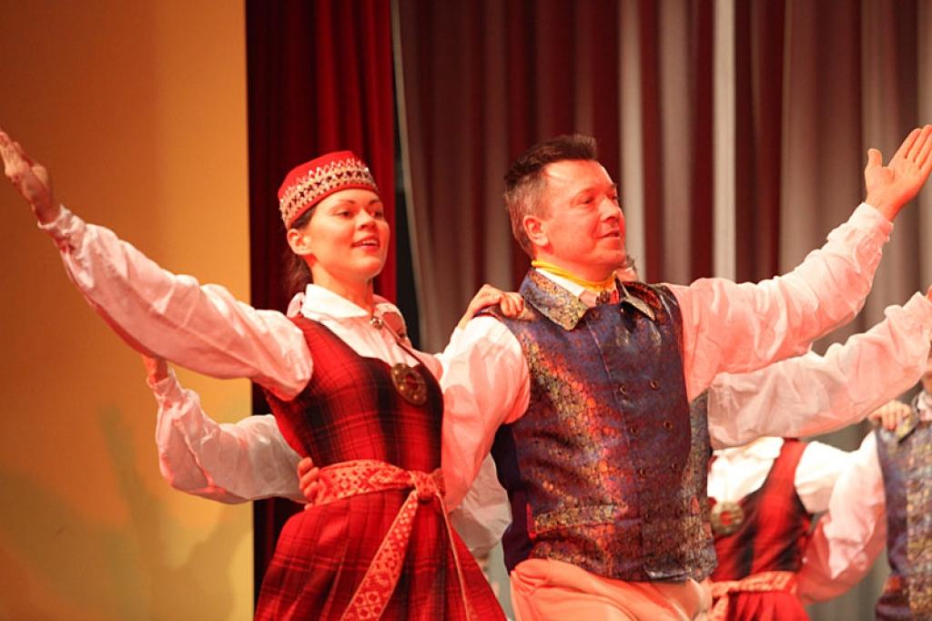 Gulbenes kultūras centrā pagājušajā sestdienā notika deju pedagoga un horeogrāfa Kārļa Venta 85 gadu jubilejas pasākums, kurā viņš bija kopā ar saviem tuviniekiem, deju kopu “Ratiņš”, draugiem, paziņām un dejas mākslas cienītājiem....
Autors: Gatis Bogdanovs