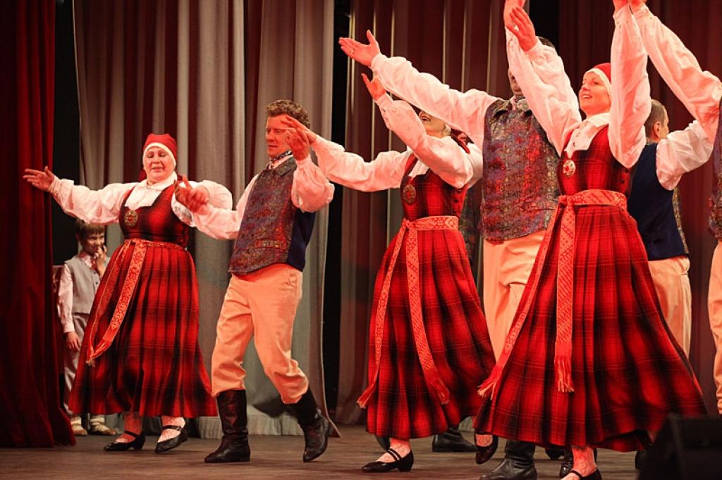 Gulbenes kultūras centrā pagājušajā sestdienā notika deju pedagoga un horeogrāfa Kārļa Venta 85 gadu jubilejas pasākums, kurā viņš bija kopā ar saviem tuviniekiem, deju kopu “Ratiņš”, draugiem, paziņām un dejas mākslas cienītājiem....
Autors: Gatis Bogdanovs