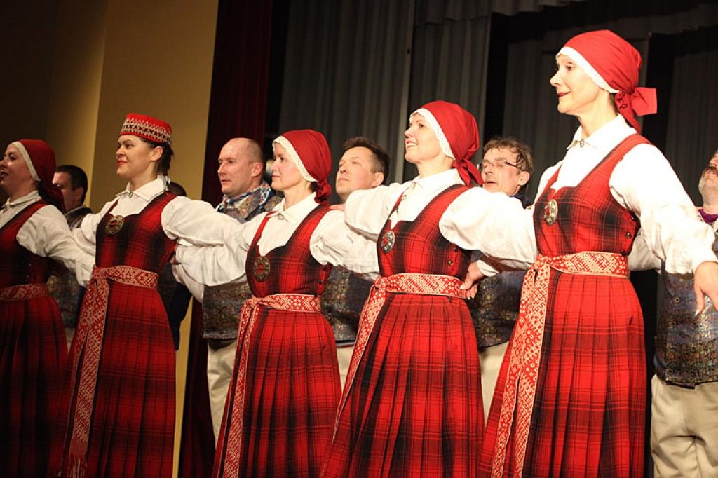 Gulbenes kultūras centrā pagājušajā sestdienā notika deju pedagoga un horeogrāfa Kārļa Venta 85 gadu jubilejas pasākums, kurā viņš bija kopā ar saviem tuviniekiem, deju kopu “Ratiņš”, draugiem, paziņām un dejas mākslas cienītājiem....
Autors: Gatis Bogdanovs