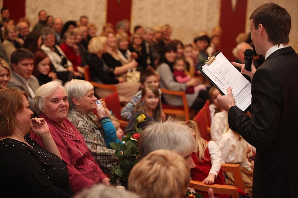 Gulbenes kultūras centrā pagājušajā sestdienā notika deju pedagoga un horeogrāfa Kārļa Venta 85 gadu jubilejas pasākums, kurā viņš bija kopā ar saviem tuviniekiem, deju kopu “Ratiņš”, draugiem, paziņām un dejas mākslas cienītājiem....
Autors: Gatis Bogdanovs