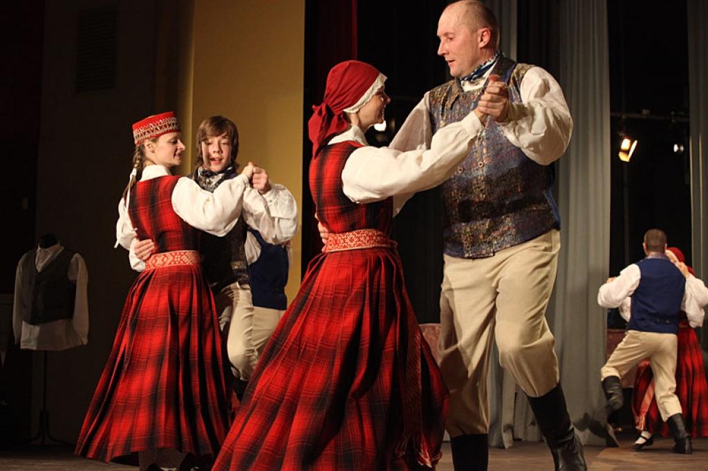 Gulbenes kultūras centrā pagājušajā sestdienā notika deju pedagoga un horeogrāfa Kārļa Venta 85 gadu jubilejas pasākums, kurā viņš bija kopā ar saviem tuviniekiem, deju kopu “Ratiņš”, draugiem, paziņām un dejas mākslas cienītājiem....
Autors: Gatis Bogdanovs