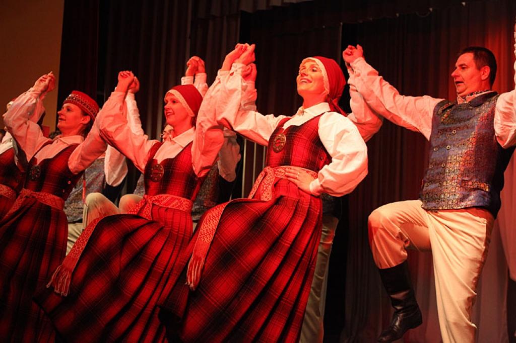 Gulbenes kultūras centrā pagājušajā sestdienā notika deju pedagoga un horeogrāfa Kārļa Venta 85 gadu jubilejas pasākums, kurā viņš bija kopā ar saviem tuviniekiem, deju kopu “Ratiņš”, draugiem, paziņām un dejas mākslas cienītājiem....
Autors: Gatis Bogdanovs