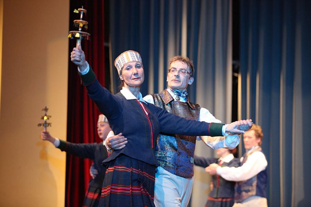Gulbenes kultūras centrā pagājušajā sestdienā notika deju pedagoga un horeogrāfa Kārļa Venta 85 gadu jubilejas pasākums, kurā viņš bija kopā ar saviem tuviniekiem, deju kopu “Ratiņš”, draugiem, paziņām un dejas mākslas cienītājiem....
Autors: Gatis Bogdanovs
