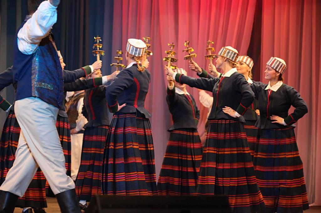 Gulbenes kultūras centrā pagājušajā sestdienā notika deju pedagoga un horeogrāfa Kārļa Venta 85 gadu jubilejas pasākums, kurā viņš bija kopā ar saviem tuviniekiem, deju kopu “Ratiņš”, draugiem, paziņām un dejas mākslas cienītājiem....
Autors: Gatis Bogdanovs