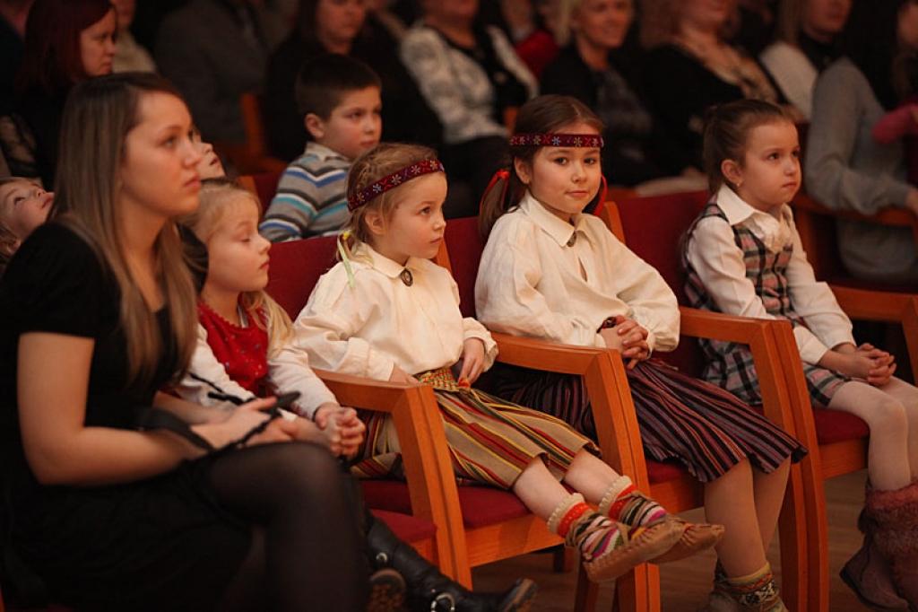 Gulbenes kultūras centrā pagājušajā sestdienā notika deju pedagoga un horeogrāfa Kārļa Venta 85 gadu jubilejas pasākums, kurā viņš bija kopā ar saviem tuviniekiem, deju kopu “Ratiņš”, draugiem, paziņām un dejas mākslas cienītājiem....
Autors: Gatis Bogdanovs