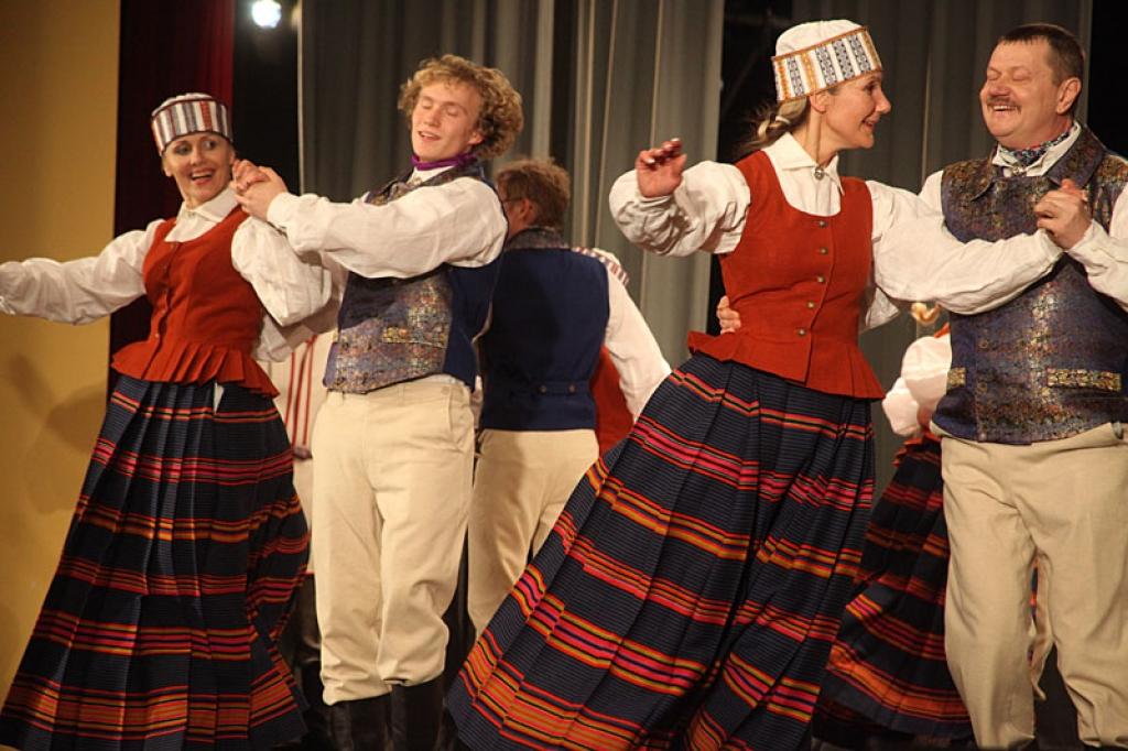 Gulbenes kultūras centrā pagājušajā sestdienā notika deju pedagoga un horeogrāfa Kārļa Venta 85 gadu jubilejas pasākums, kurā viņš bija kopā ar saviem tuviniekiem, deju kopu “Ratiņš”, draugiem, paziņām un dejas mākslas cienītājiem....
Autors: Gatis Bogdanovs