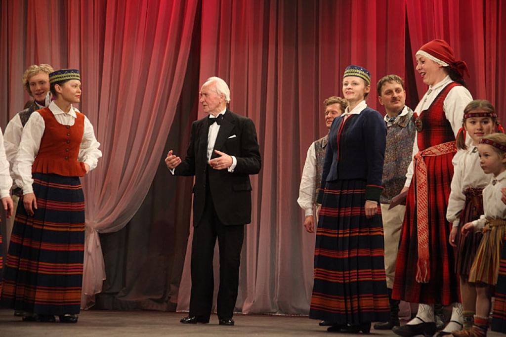 Gulbenes kultūras centrā pagājušajā sestdienā notika deju pedagoga un horeogrāfa Kārļa Venta 85 gadu jubilejas pasākums, kurā viņš bija kopā ar saviem tuviniekiem, deju kopu “Ratiņš”, draugiem, paziņām un dejas mākslas cienītājiem....
Autors: Gatis Bogdanovs