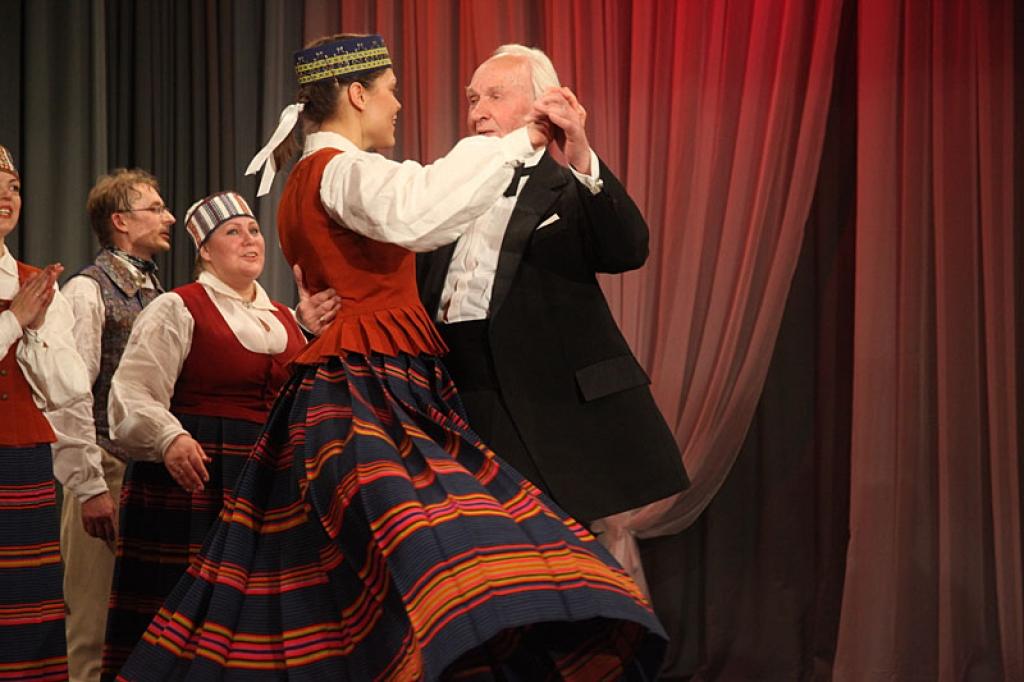 Gulbenes kultūras centrā pagājušajā sestdienā notika deju pedagoga un horeogrāfa Kārļa Venta 85 gadu jubilejas pasākums, kurā viņš bija kopā ar saviem tuviniekiem, deju kopu “Ratiņš”, draugiem, paziņām un dejas mākslas cienītājiem....
Autors: Gatis Bogdanovs