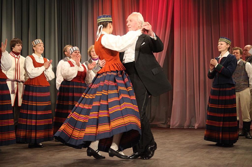 Gulbenes kultūras centrā pagājušajā sestdienā notika deju pedagoga un horeogrāfa Kārļa Venta 85 gadu jubilejas pasākums, kurā viņš bija kopā ar saviem tuviniekiem, deju kopu “Ratiņš”, draugiem, paziņām un dejas mākslas cienītājiem....
Autors: Gatis Bogdanovs