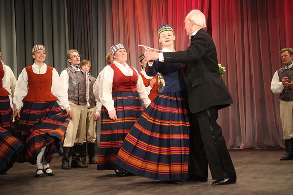 Gulbenes kultūras centrā pagājušajā sestdienā notika deju pedagoga un horeogrāfa Kārļa Venta 85 gadu jubilejas pasākums, kurā viņš bija kopā ar saviem tuviniekiem, deju kopu “Ratiņš”, draugiem, paziņām un dejas mākslas cienītājiem....
Autors: Gatis Bogdanovs