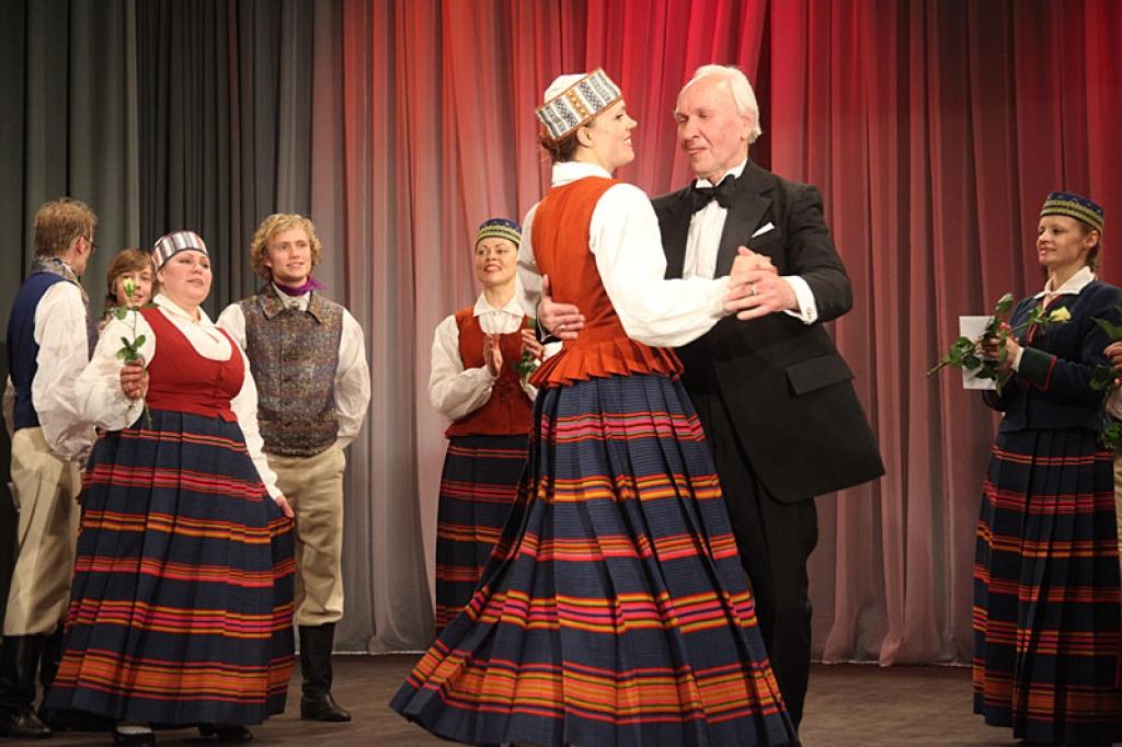 Gulbenes kultūras centrā pagājušajā sestdienā notika deju pedagoga un horeogrāfa Kārļa Venta 85 gadu jubilejas pasākums, kurā viņš bija kopā ar saviem tuviniekiem, deju kopu “Ratiņš”, draugiem, paziņām un dejas mākslas cienītājiem....
Autors: Gatis Bogdanovs