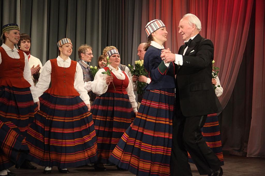 Gulbenes kultūras centrā pagājušajā sestdienā notika deju pedagoga un horeogrāfa Kārļa Venta 85 gadu jubilejas pasākums, kurā viņš bija kopā ar saviem tuviniekiem, deju kopu “Ratiņš”, draugiem, paziņām un dejas mākslas cienītājiem....
Autors: Gatis Bogdanovs
