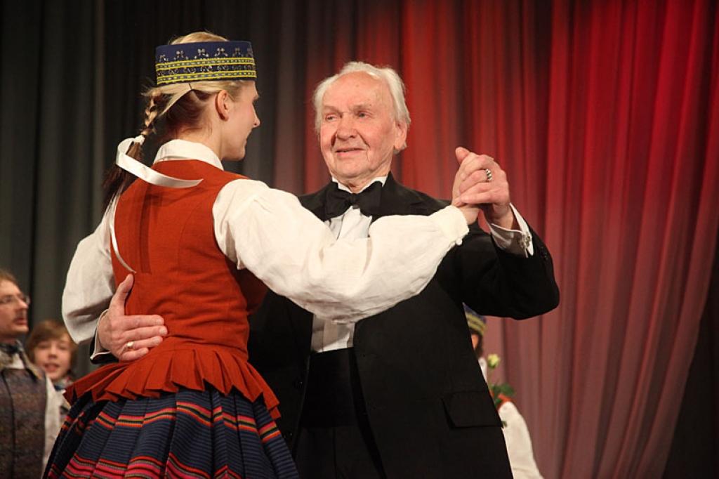 Gulbenes kultūras centrā pagājušajā sestdienā notika deju pedagoga un horeogrāfa Kārļa Venta 85 gadu jubilejas pasākums, kurā viņš bija kopā ar saviem tuviniekiem, deju kopu “Ratiņš”, draugiem, paziņām un dejas mākslas cienītājiem....
Autors: Gatis Bogdanovs