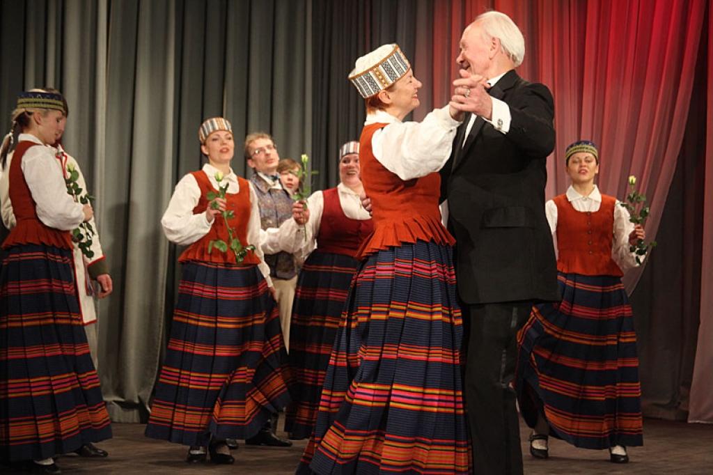 Gulbenes kultūras centrā pagājušajā sestdienā notika deju pedagoga un horeogrāfa Kārļa Venta 85 gadu jubilejas pasākums, kurā viņš bija kopā ar saviem tuviniekiem, deju kopu “Ratiņš”, draugiem, paziņām un dejas mākslas cienītājiem....
Autors: Gatis Bogdanovs