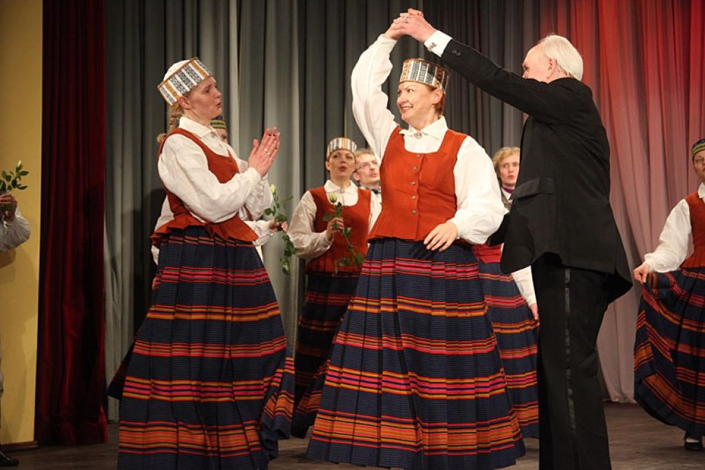 Gulbenes kultūras centrā pagājušajā sestdienā notika deju pedagoga un horeogrāfa Kārļa Venta 85 gadu jubilejas pasākums, kurā viņš bija kopā ar saviem tuviniekiem, deju kopu “Ratiņš”, draugiem, paziņām un dejas mākslas cienītājiem....
Autors: Gatis Bogdanovs