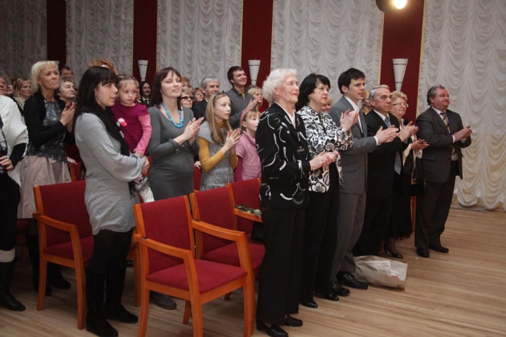 Gulbenes kultūras centrā pagājušajā sestdienā notika deju pedagoga un horeogrāfa Kārļa Venta 85 gadu jubilejas pasākums, kurā viņš bija kopā ar saviem tuviniekiem, deju kopu “Ratiņš”, draugiem, paziņām un dejas mākslas cienītājiem....
Autors: Gatis Bogdanovs
