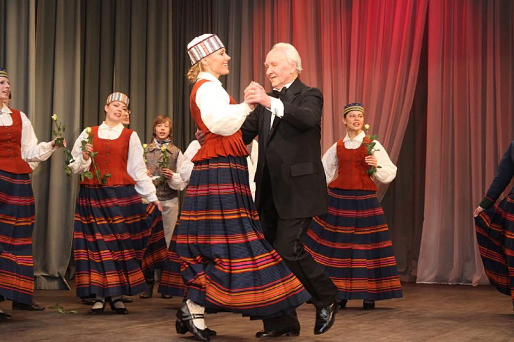 Gulbenes kultūras centrā pagājušajā sestdienā notika deju pedagoga un horeogrāfa Kārļa Venta 85 gadu jubilejas pasākums, kurā viņš bija kopā ar saviem tuviniekiem, deju kopu “Ratiņš”, draugiem, paziņām un dejas mākslas cienītājiem....
Autors: Gatis Bogdanovs