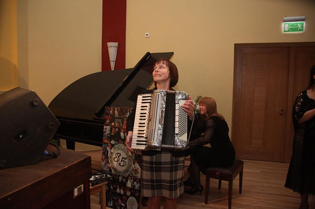 Gulbenes kultūras centrā pagājušajā sestdienā notika deju pedagoga un horeogrāfa Kārļa Venta 85 gadu jubilejas pasākums, kurā viņš bija kopā ar saviem tuviniekiem, deju kopu “Ratiņš”, draugiem, paziņām un dejas mākslas cienītājiem....
Autors: Gatis Bogdanovs