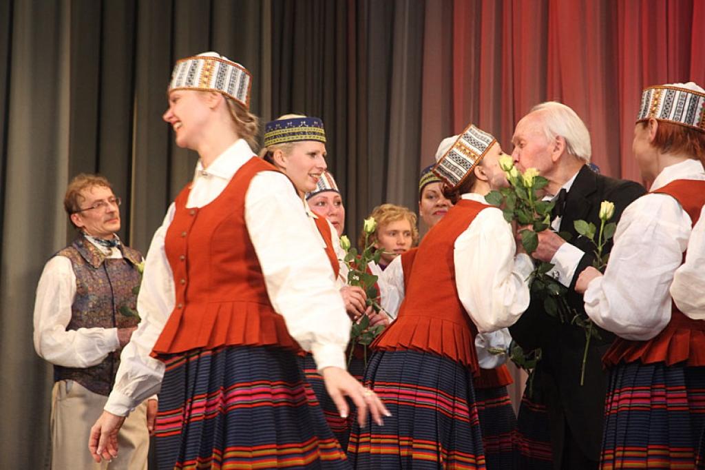 Gulbenes kultūras centrā pagājušajā sestdienā notika deju pedagoga un horeogrāfa Kārļa Venta 85 gadu jubilejas pasākums, kurā viņš bija kopā ar saviem tuviniekiem, deju kopu “Ratiņš”, draugiem, paziņām un dejas mākslas cienītājiem....
Autors: Gatis Bogdanovs