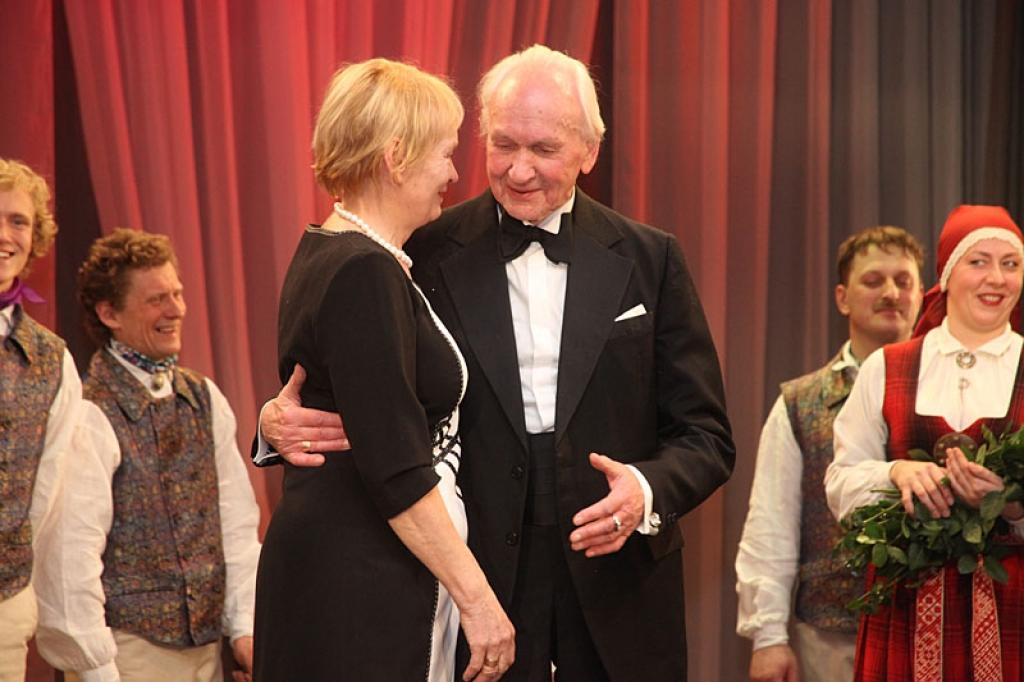 Gulbenes kultūras centrā pagājušajā sestdienā notika deju pedagoga un horeogrāfa Kārļa Venta 85 gadu jubilejas pasākums, kurā viņš bija kopā ar saviem tuviniekiem, deju kopu “Ratiņš”, draugiem, paziņām un dejas mākslas cienītājiem....
Autors: Gatis Bogdanovs