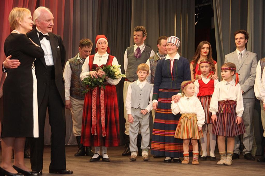 Gulbenes kultūras centrā pagājušajā sestdienā notika deju pedagoga un horeogrāfa Kārļa Venta 85 gadu jubilejas pasākums, kurā viņš bija kopā ar saviem tuviniekiem, deju kopu “Ratiņš”, draugiem, paziņām un dejas mākslas cienītājiem....
Autors: Gatis Bogdanovs