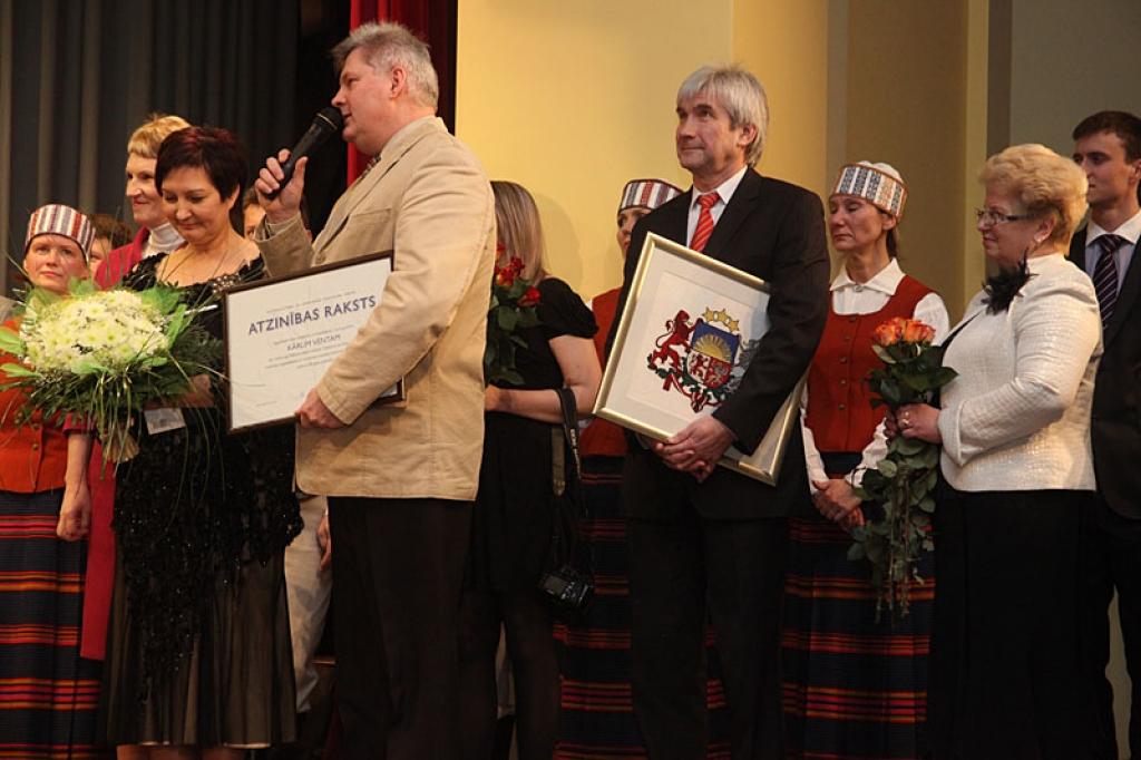 Gulbenes kultūras centrā pagājušajā sestdienā notika deju pedagoga un horeogrāfa Kārļa Venta 85 gadu jubilejas pasākums, kurā viņš bija kopā ar saviem tuviniekiem, deju kopu “Ratiņš”, draugiem, paziņām un dejas mākslas cienītājiem....
Autors: Gatis Bogdanovs