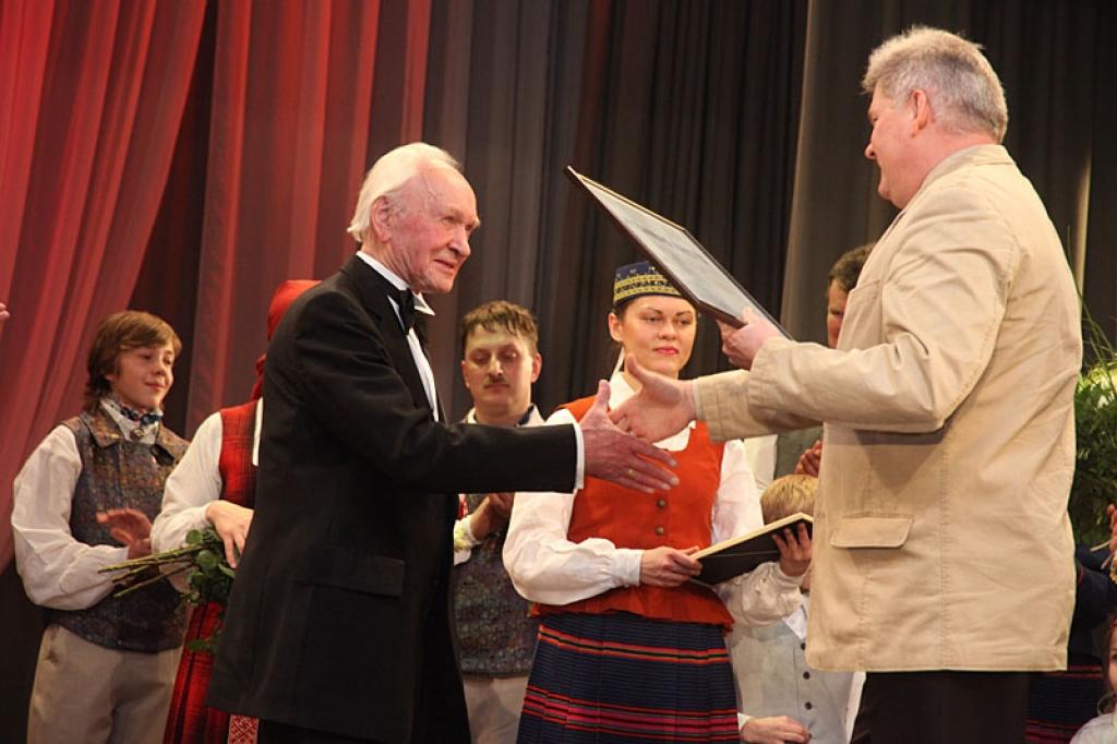 Gulbenes kultūras centrā pagājušajā sestdienā notika deju pedagoga un horeogrāfa Kārļa Venta 85 gadu jubilejas pasākums, kurā viņš bija kopā ar saviem tuviniekiem, deju kopu “Ratiņš”, draugiem, paziņām un dejas mākslas cienītājiem....
Autors: Gatis Bogdanovs