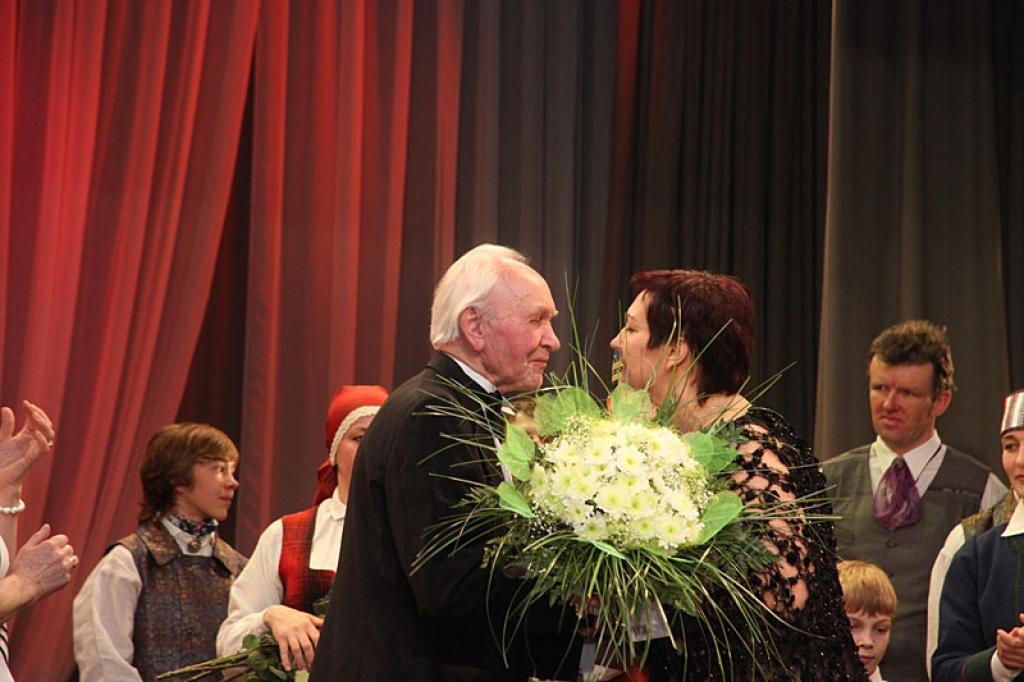 Gulbenes kultūras centrā pagājušajā sestdienā notika deju pedagoga un horeogrāfa Kārļa Venta 85 gadu jubilejas pasākums, kurā viņš bija kopā ar saviem tuviniekiem, deju kopu “Ratiņš”, draugiem, paziņām un dejas mākslas cienītājiem....
Autors: Gatis Bogdanovs