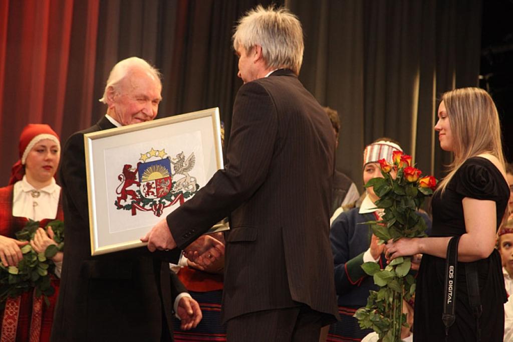 Gulbenes kultūras centrā pagājušajā sestdienā notika deju pedagoga un horeogrāfa Kārļa Venta 85 gadu jubilejas pasākums, kurā viņš bija kopā ar saviem tuviniekiem, deju kopu “Ratiņš”, draugiem, paziņām un dejas mākslas cienītājiem....
Autors: Gatis Bogdanovs