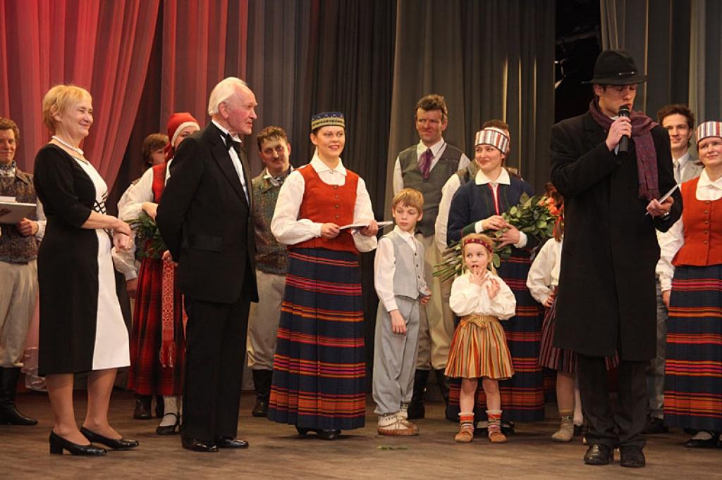 Gulbenes kultūras centrā pagājušajā sestdienā notika deju pedagoga un horeogrāfa Kārļa Venta 85 gadu jubilejas pasākums, kurā viņš bija kopā ar saviem tuviniekiem, deju kopu “Ratiņš”, draugiem, paziņām un dejas mākslas cienītājiem....
Autors: Gatis Bogdanovs