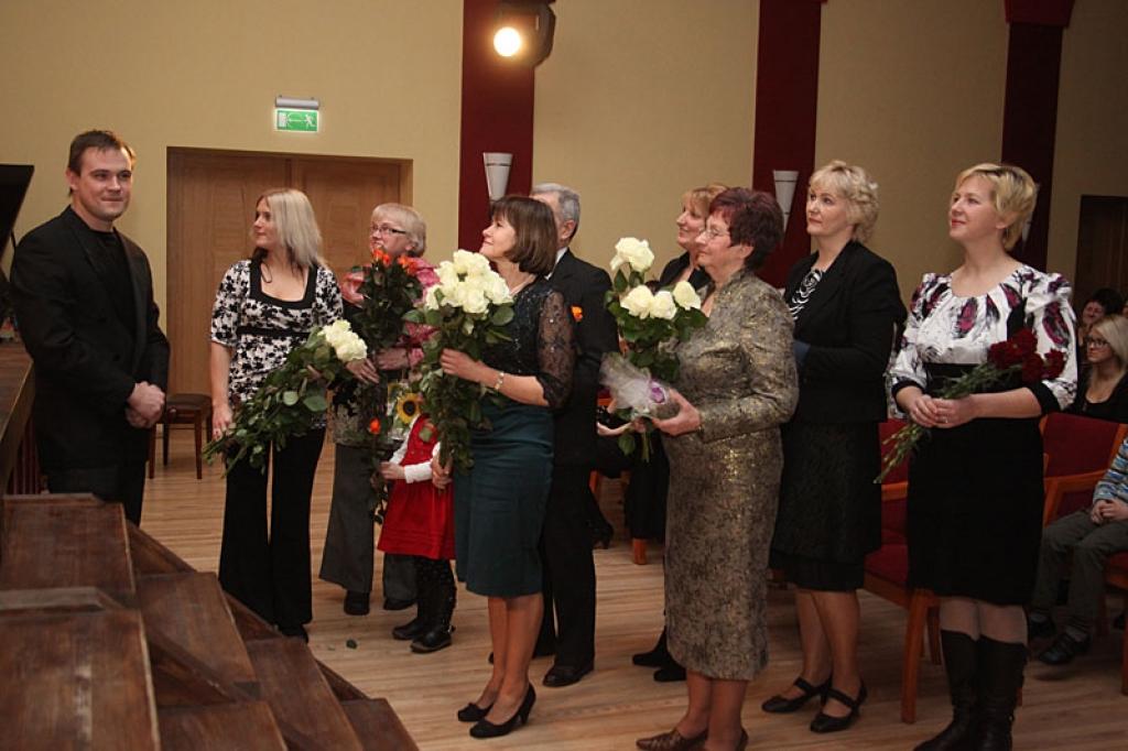 Gulbenes kultūras centrā pagājušajā sestdienā notika deju pedagoga un horeogrāfa Kārļa Venta 85 gadu jubilejas pasākums, kurā viņš bija kopā ar saviem tuviniekiem, deju kopu “Ratiņš”, draugiem, paziņām un dejas mākslas cienītājiem....
Autors: Gatis Bogdanovs