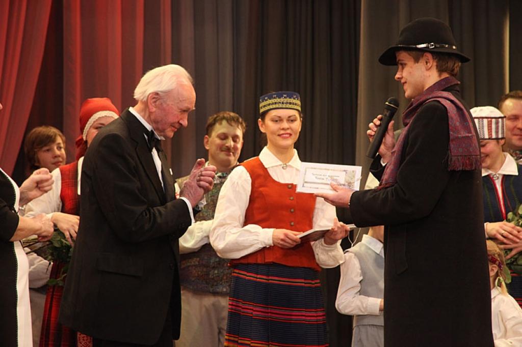 Gulbenes kultūras centrā pagājušajā sestdienā notika deju pedagoga un horeogrāfa Kārļa Venta 85 gadu jubilejas pasākums, kurā viņš bija kopā ar saviem tuviniekiem, deju kopu “Ratiņš”, draugiem, paziņām un dejas mākslas cienītājiem....
Autors: Gatis Bogdanovs