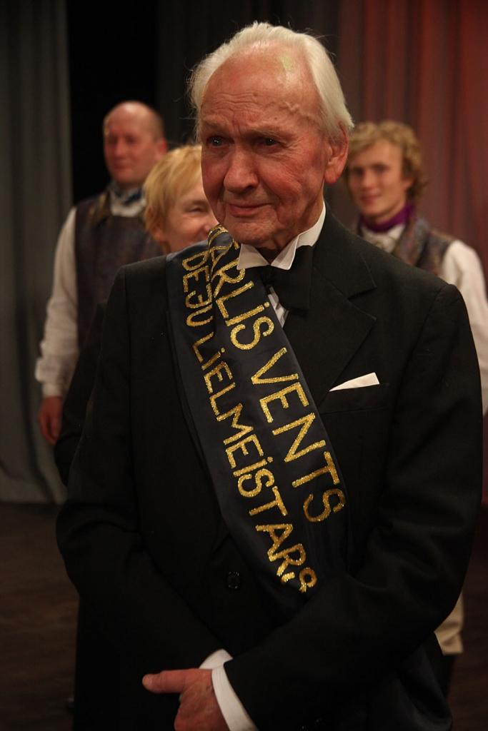 Gulbenes kultūras centrā pagājušajā sestdienā notika deju pedagoga un horeogrāfa Kārļa Venta 85 gadu jubilejas pasākums, kurā viņš bija kopā ar saviem tuviniekiem, deju kopu “Ratiņš”, draugiem, paziņām un dejas mākslas cienītājiem....
Autors: Gatis Bogdanovs