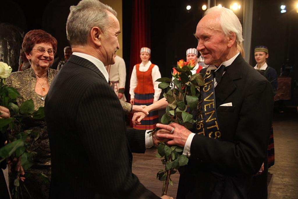 Gulbenes kultūras centrā pagājušajā sestdienā notika deju pedagoga un horeogrāfa Kārļa Venta 85 gadu jubilejas pasākums, kurā viņš bija kopā ar saviem tuviniekiem, deju kopu “Ratiņš”, draugiem, paziņām un dejas mākslas cienītājiem....
Autors: Gatis Bogdanovs