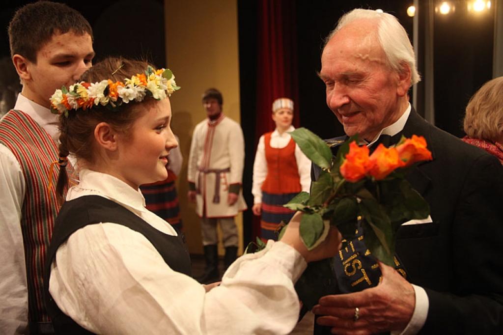 Gulbenes kultūras centrā pagājušajā sestdienā notika deju pedagoga un horeogrāfa Kārļa Venta 85 gadu jubilejas pasākums, kurā viņš bija kopā ar saviem tuviniekiem, deju kopu “Ratiņš”, draugiem, paziņām un dejas mākslas cienītājiem....
Autors: Gatis Bogdanovs