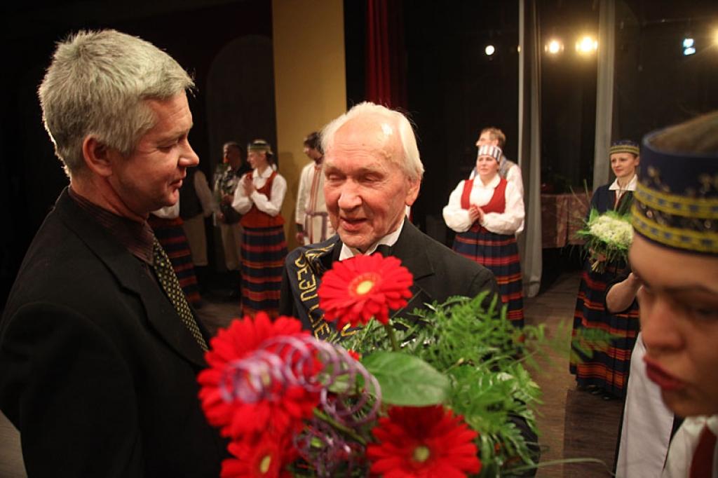 Gulbenes kultūras centrā pagājušajā sestdienā notika deju pedagoga un horeogrāfa Kārļa Venta 85 gadu jubilejas pasākums, kurā viņš bija kopā ar saviem tuviniekiem, deju kopu “Ratiņš”, draugiem, paziņām un dejas mākslas cienītājiem....
Autors: Gatis Bogdanovs