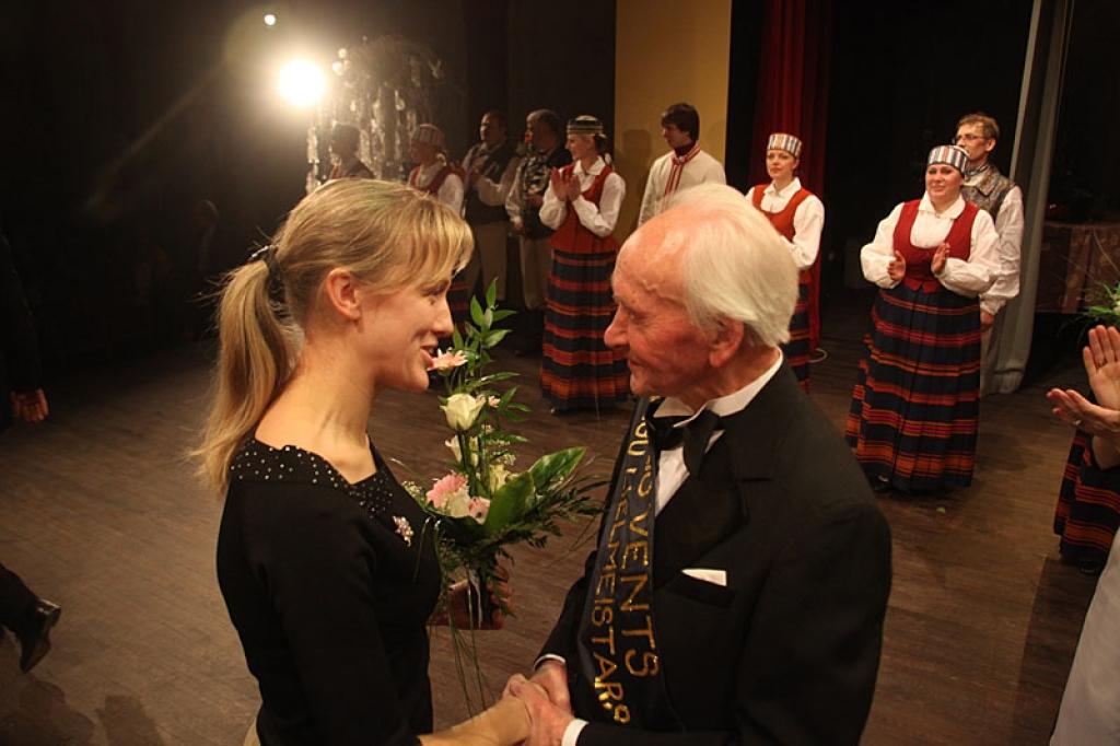 Gulbenes kultūras centrā pagājušajā sestdienā notika deju pedagoga un horeogrāfa Kārļa Venta 85 gadu jubilejas pasākums, kurā viņš bija kopā ar saviem tuviniekiem, deju kopu “Ratiņš”, draugiem, paziņām un dejas mākslas cienītājiem....
Autors: Gatis Bogdanovs