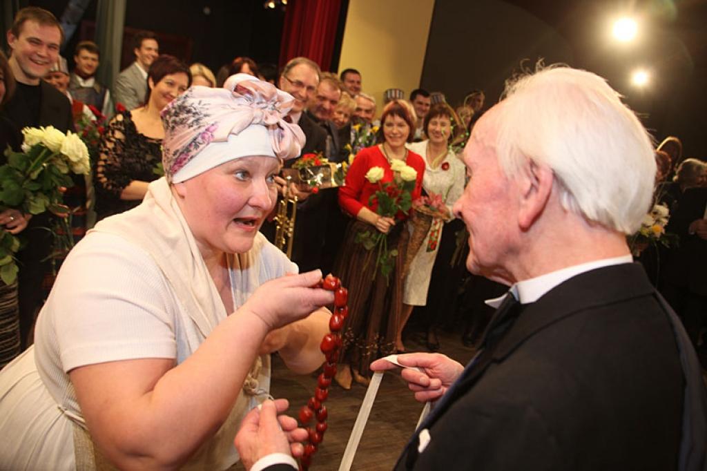 Gulbenes kultūras centrā pagājušajā sestdienā notika deju pedagoga un horeogrāfa Kārļa Venta 85 gadu jubilejas pasākums, kurā viņš bija kopā ar saviem tuviniekiem, deju kopu “Ratiņš”, draugiem, paziņām un dejas mākslas cienītājiem....
Autors: Gatis Bogdanovs