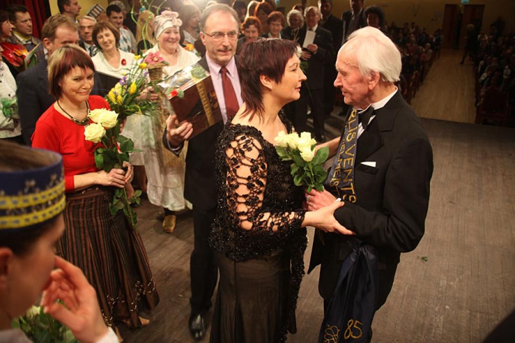 Gulbenes kultūras centrā pagājušajā sestdienā notika deju pedagoga un horeogrāfa Kārļa Venta 85 gadu jubilejas pasākums, kurā viņš bija kopā ar saviem tuviniekiem, deju kopu “Ratiņš”, draugiem, paziņām un dejas mākslas cienītājiem....
Autors: Gatis Bogdanovs