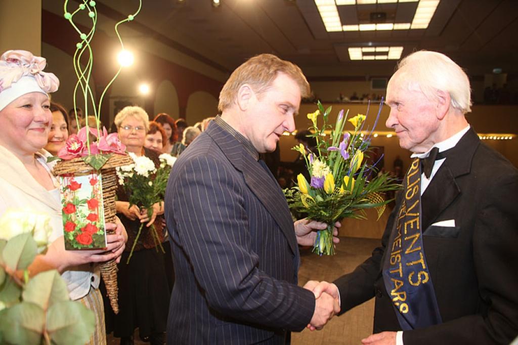 Gulbenes kultūras centrā pagājušajā sestdienā notika deju pedagoga un horeogrāfa Kārļa Venta 85 gadu jubilejas pasākums, kurā viņš bija kopā ar saviem tuviniekiem, deju kopu “Ratiņš”, draugiem, paziņām un dejas mākslas cienītājiem....
Autors: Gatis Bogdanovs