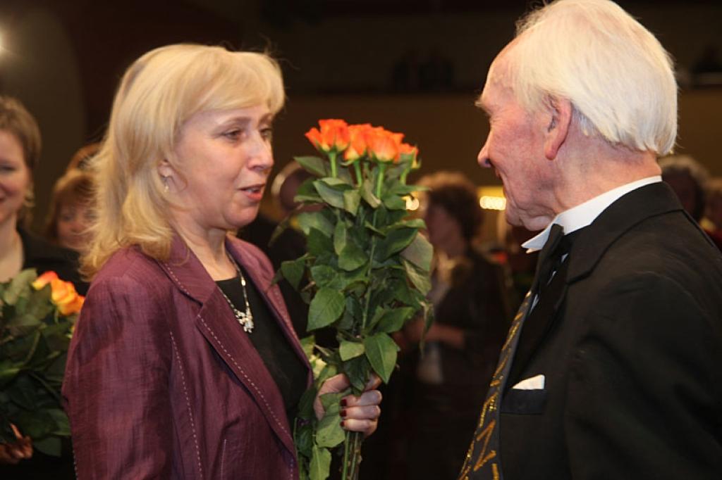 Gulbenes kultūras centrā pagājušajā sestdienā notika deju pedagoga un horeogrāfa Kārļa Venta 85 gadu jubilejas pasākums, kurā viņš bija kopā ar saviem tuviniekiem, deju kopu “Ratiņš”, draugiem, paziņām un dejas mākslas cienītājiem....
Autors: Gatis Bogdanovs