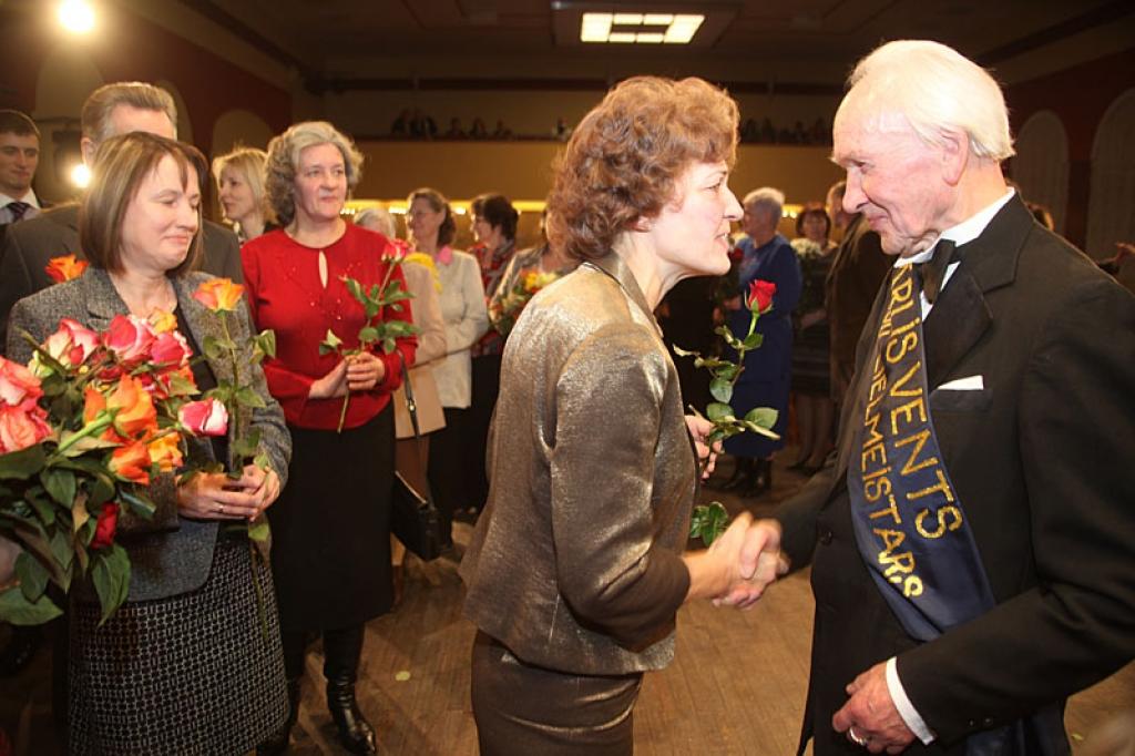Gulbenes kultūras centrā pagājušajā sestdienā notika deju pedagoga un horeogrāfa Kārļa Venta 85 gadu jubilejas pasākums, kurā viņš bija kopā ar saviem tuviniekiem, deju kopu “Ratiņš”, draugiem, paziņām un dejas mākslas cienītājiem....
Autors: Gatis Bogdanovs