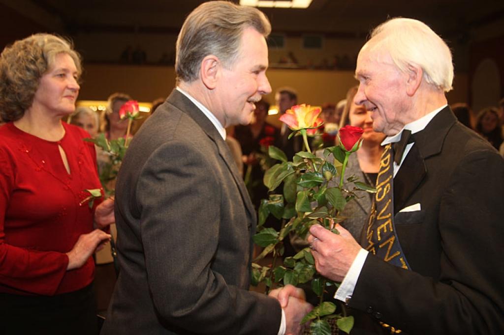 Gulbenes kultūras centrā pagājušajā sestdienā notika deju pedagoga un horeogrāfa Kārļa Venta 85 gadu jubilejas pasākums, kurā viņš bija kopā ar saviem tuviniekiem, deju kopu “Ratiņš”, draugiem, paziņām un dejas mākslas cienītājiem....
Autors: Gatis Bogdanovs
