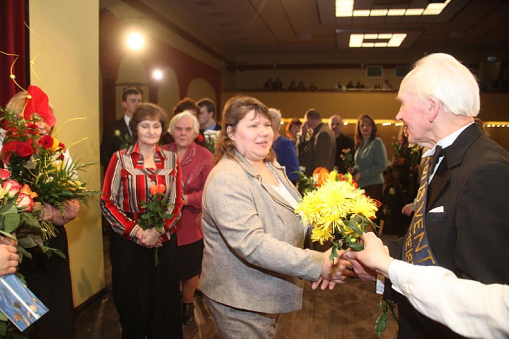 Gulbenes kultūras centrā pagājušajā sestdienā notika deju pedagoga un horeogrāfa Kārļa Venta 85 gadu jubilejas pasākums, kurā viņš bija kopā ar saviem tuviniekiem, deju kopu “Ratiņš”, draugiem, paziņām un dejas mākslas cienītājiem....
Autors: Gatis Bogdanovs