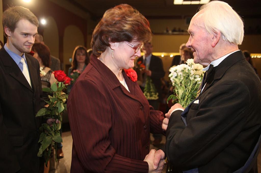 Gulbenes kultūras centrā pagājušajā sestdienā notika deju pedagoga un horeogrāfa Kārļa Venta 85 gadu jubilejas pasākums, kurā viņš bija kopā ar saviem tuviniekiem, deju kopu “Ratiņš”, draugiem, paziņām un dejas mākslas cienītājiem....
Autors: Gatis Bogdanovs