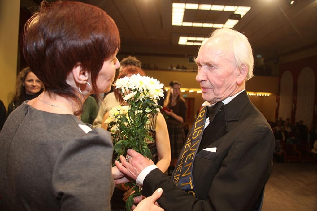 Gulbenes kultūras centrā pagājušajā sestdienā notika deju pedagoga un horeogrāfa Kārļa Venta 85 gadu jubilejas pasākums, kurā viņš bija kopā ar saviem tuviniekiem, deju kopu “Ratiņš”, draugiem, paziņām un dejas mākslas cienītājiem....
Autors: Gatis Bogdanovs