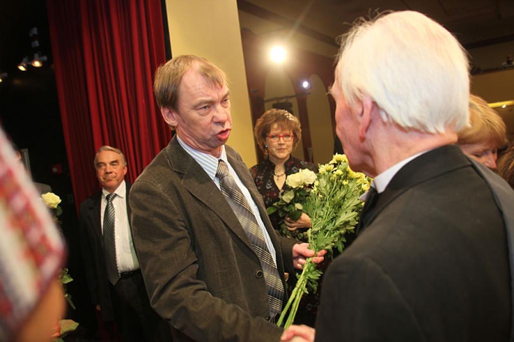 Gulbenes kultūras centrā pagājušajā sestdienā notika deju pedagoga un horeogrāfa Kārļa Venta 85 gadu jubilejas pasākums, kurā viņš bija kopā ar saviem tuviniekiem, deju kopu “Ratiņš”, draugiem, paziņām un dejas mākslas cienītājiem....
Autors: Gatis Bogdanovs