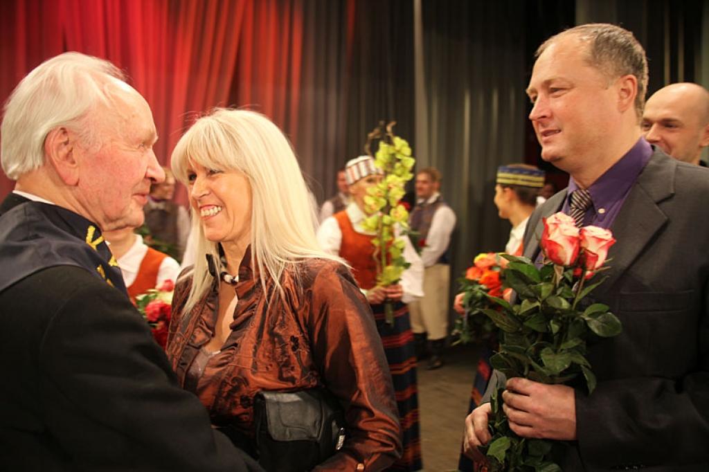 Gulbenes kultūras centrā pagājušajā sestdienā notika deju pedagoga un horeogrāfa Kārļa Venta 85 gadu jubilejas pasākums, kurā viņš bija kopā ar saviem tuviniekiem, deju kopu “Ratiņš”, draugiem, paziņām un dejas mākslas cienītājiem....
Autors: Gatis Bogdanovs