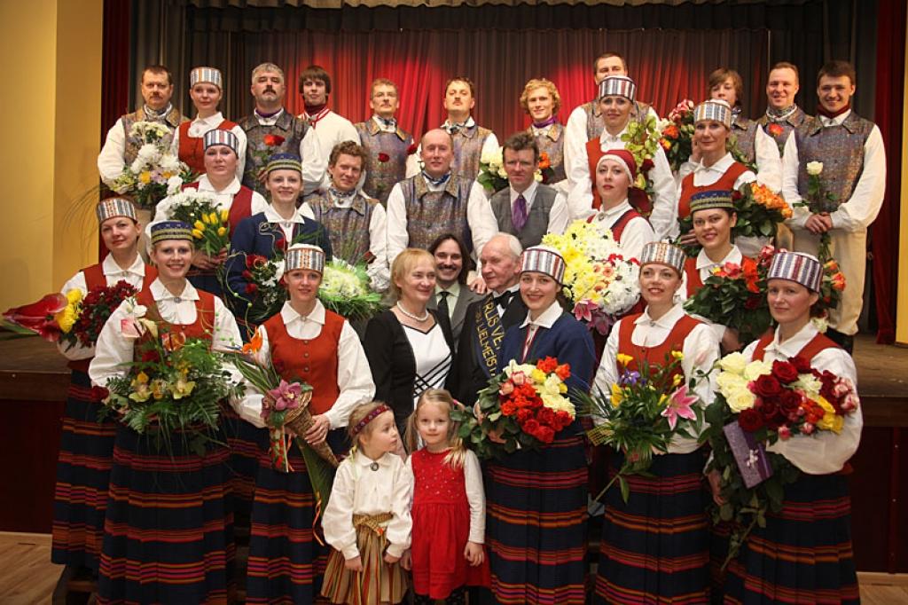 Gulbenes kultūras centrā pagājušajā sestdienā notika deju pedagoga un horeogrāfa Kārļa Venta 85 gadu jubilejas pasākums, kurā viņš bija kopā ar saviem tuviniekiem, deju kopu “Ratiņš”, draugiem, paziņām un dejas mākslas cienītājiem....
Autors: Gatis Bogdanovs
